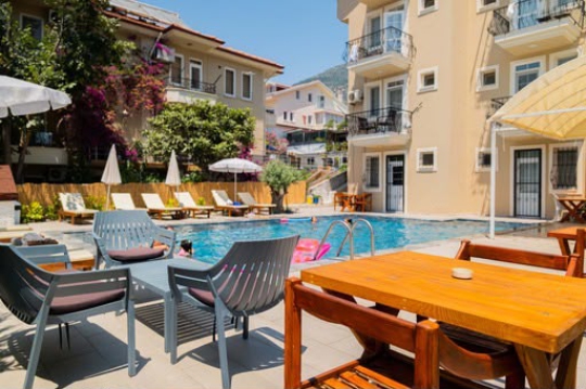 Ortak havuz manzaralı dinlenme alanına sahip Fethiye apart otel, yaz tatili için ideal konum.