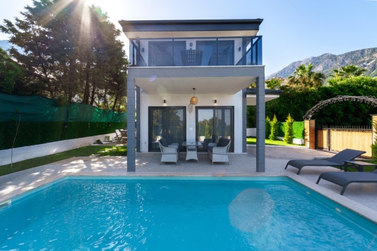 Fethiye Ovacık'ta bulunan Villa Yeşilyurt'un modern dış cephesi, özel havuzu ve ferah bahçe alanı.