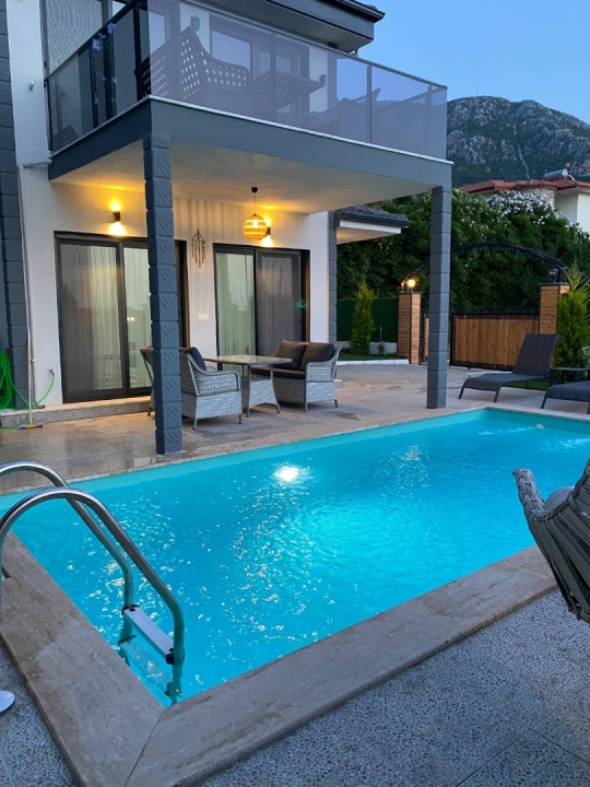 Villa Yeşilyurt'un özel yüzme havuzu, veranda oturma alanı ve huzurlu bahçesiyle Fethiye Ovacık'ta ayrıcalıklı tatil deneyimi.