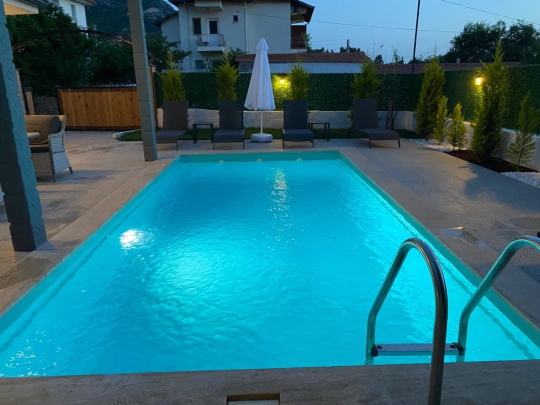 Villa Yeşilyurt'un akşam aydınlatmalı özel yüzme havuzu ve sakin bahçesiyle Fethiye Ovacık'ta keyifli konaklama.