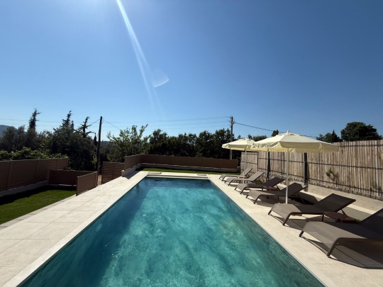 Villa Berker Luxury Duo'nun Fethiye Ovacık'taki özel yüzme havuzu, şezlong alanı ve huzurlu bahçe manzarası.