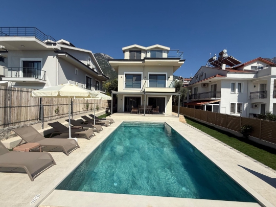 Villa Berker Luxury Duo'nun özel yüzme havuzu, güneşlenme terası ve modern tasarımıyla Fethiye Ovacık'ta konforlu tatil imkânı.