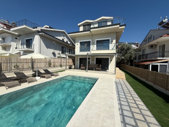Fethiye Ovacık'ta 10 kişilik konaklama sunan Villa Berker Luxury Duo'nun özel havuzlu lüks dış cephesi.