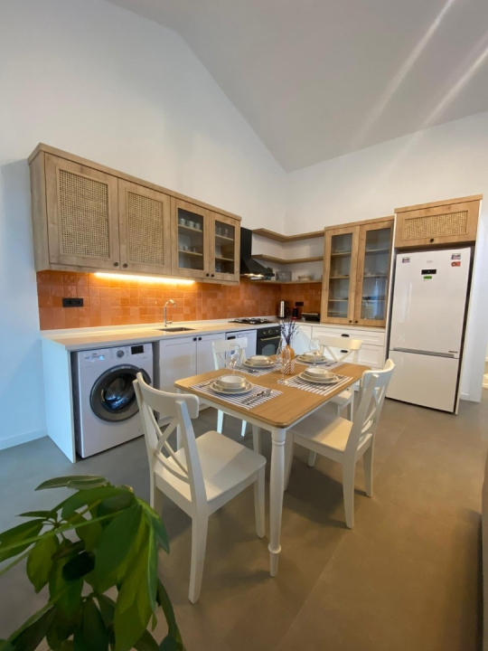 Villa Olipos'un modern mutfağı, yemek alanı ve şık iç tasarımıyla Fethiye Kayaköy'de ev konforunda tatil imkânı.