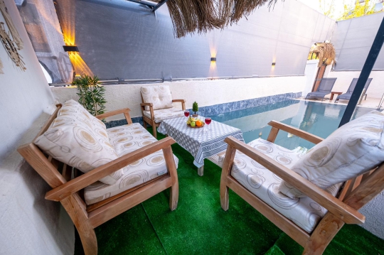 Fethiye Ovacık Villa Cesi'nin korunaklı bahçesinde konforlu açık hava oturma alanı ve özel havuz manzarası.