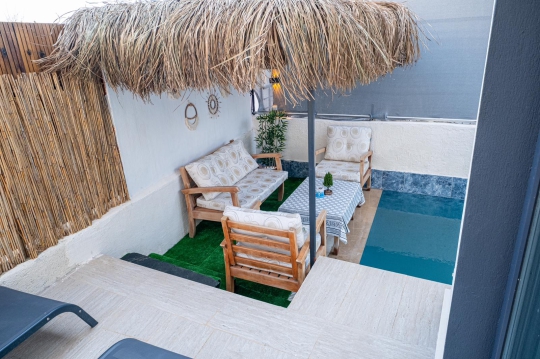 Villa Cesi'nin özel havuz başındaki dinlenme alanı, muhafazakâr villa tatili için ideal ortam sunuyor.