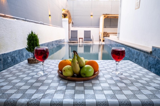 Villa Cesi'nin korunaklı özel havuzu ve havuz başında keyifli oturma alanı ile aile tatiline uygun yaşam alanı.