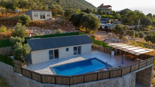 Seydikemer Saklıkent'teki Villa Roze'nin özel havuzu ve ferah bahçesini gösteren dış cephe görünümü.