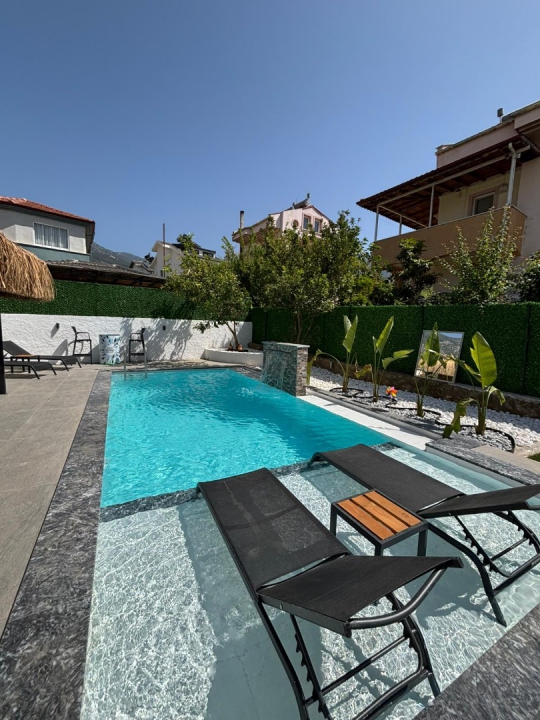 Fethiye Ovacık Royal Bungalov'un özel havuzu ve geniş güneşlenme alanı, aileler için keyifli bir tatil ortamı sağlar.