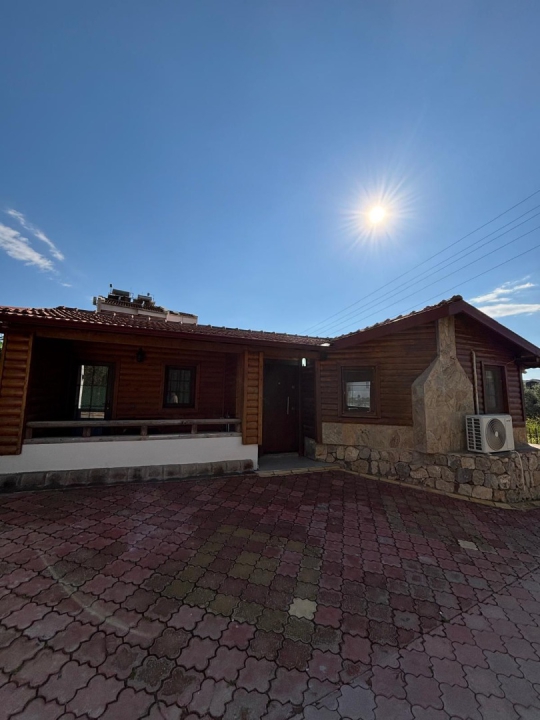 Royal Bungalov'un modern ahşap dış cephesi ve özel giriş alanı, Fethiye Ovacık'ta konforlu bungalov tatili sunmaktadır.