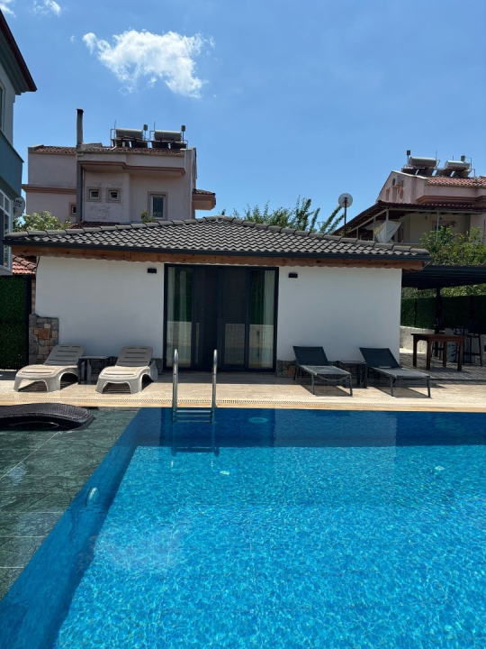 Royal Bungalov Duo'nun özel yüzme havuzu ve ferah dış yaşam alanı, Ölüdeniz'e yakın konumuyla keyifli bir tatil deneyimi sunar.