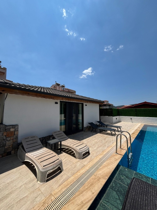 Modern tasarımlı Royal Bungalov Duo, özel havuzu ve şezlong alanıyla Fethiye'de unutulmaz bir bungalov tatili vadeder.