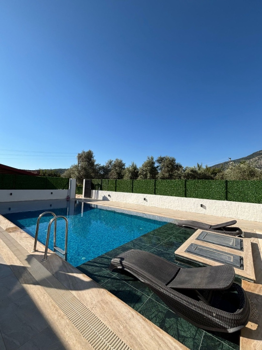 Fethiye Ovacık Royal Bungalov Duo'nun özel havuzu ve geniş bahçesi, aileler ve arkadaş grupları için konforlu konaklama imkânı sağlar.