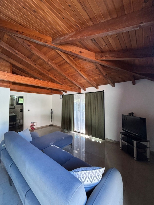 Royal Bungalov Duo'nun geniş ve modern salonu, konforlu oturma alanı ile ev rahatlığında tatil imkânı sunmaktadır.