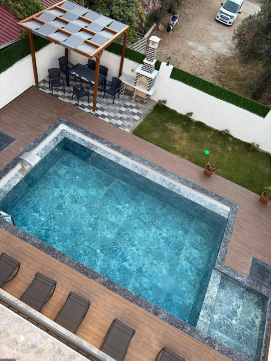Villa Verona 1'in özel yüzme havuzunun üstten görünümü