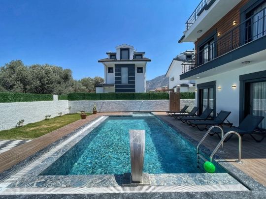Fethiye Hisarönü'nde yer alan Villa Verona 3'ün geniş bahçesi ve özel yüzme havuzu