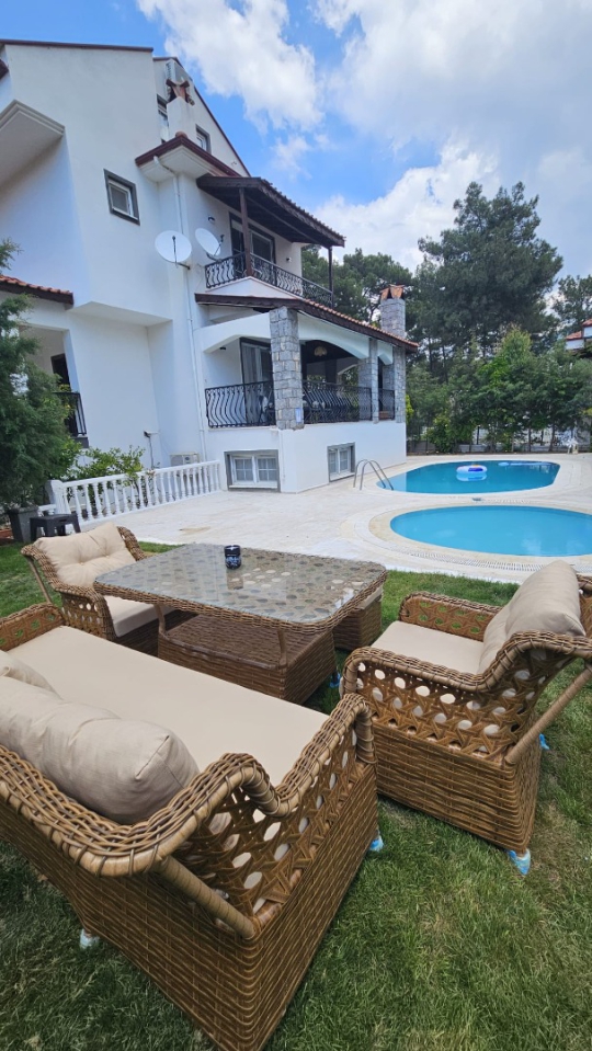 Villa Lime'nin ferah havuz terası ve modern dış yaşam alanları, 12 kişilik konaklama kapasitesiyle aileler ve arkadaş gruplarına konfor sunmaktadır.