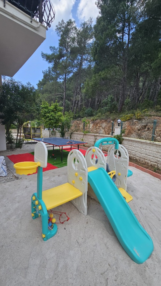 Villa Lime'nin çocuk oyun alanı, geniş bahçesi ve güvenli yaşam alanları çocuklu aileler için konforlu bir tatil imkânı sağlamaktadır.
