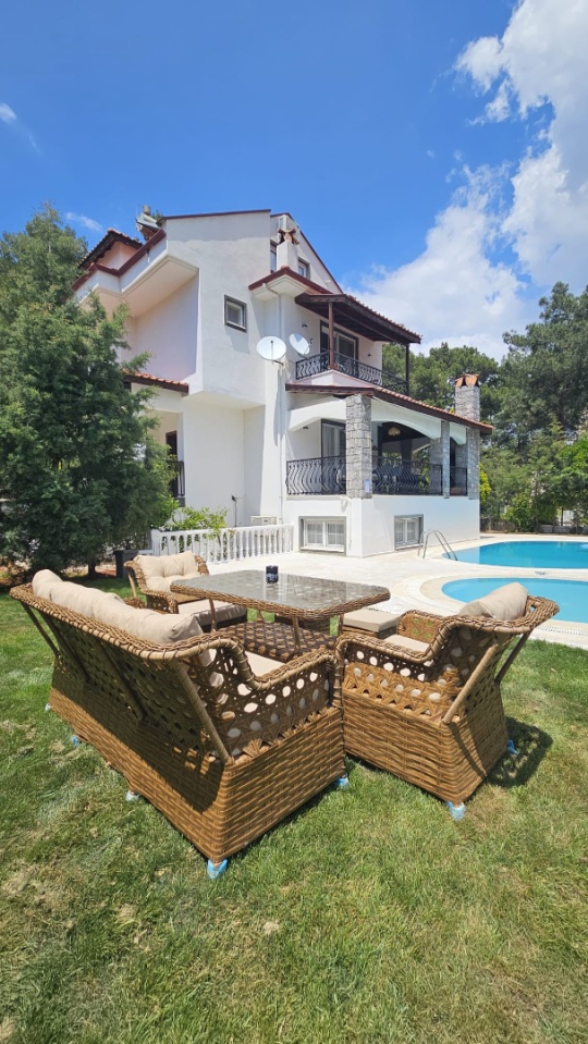 Doğa ile iç içe konumlanan Villa Lime, özel yüzme havuzu ve geniş bahçesiyle Fethiye Hisarönü'nde unutulmaz bir villa tatili yaşatmaktadır.