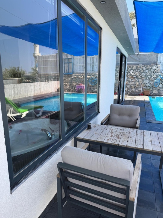Villa Loli'nin jakuzili terası, özel havuzu ve Kalkan Üzümlü'nün eşsiz doğa manzarası.
