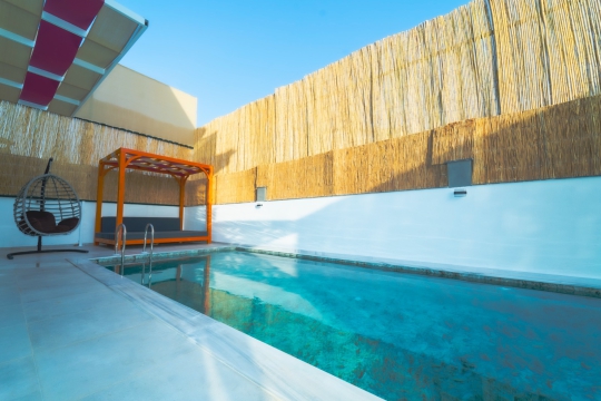 Fethiye Villa Serena'da korunaklı özel yüzme havuzu ve güneşlenme alanı.