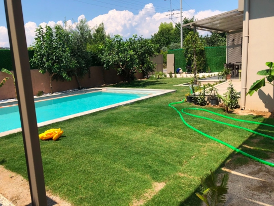 Fethiye Patlangıç'ta özel havuzlu Villa La Luci'nin yemyeşil bahçesi ve modern dış yaşam alanı.