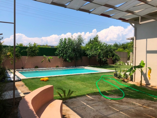 Villa La Luci'nin geniş bahçesi, özel yüzme havuzu ve konforlu oturma alanı.
