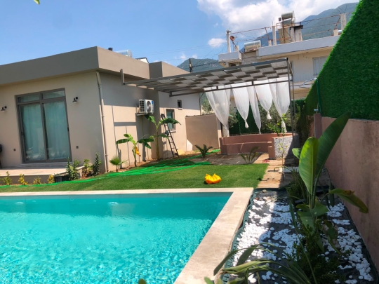 Fethiye Patlangıç'ta bulunan Villa La Luci'nin özel havuzu ve şık veranda alanından görünüm.