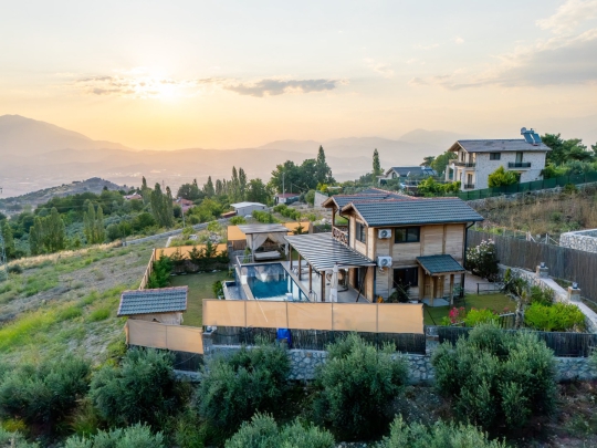 Fethiye Yakaköy'de konumlanan Villa Lamur'un ahşap mimarisi, özel havuzu ve huzurlu doğa içerisindeki konumu.