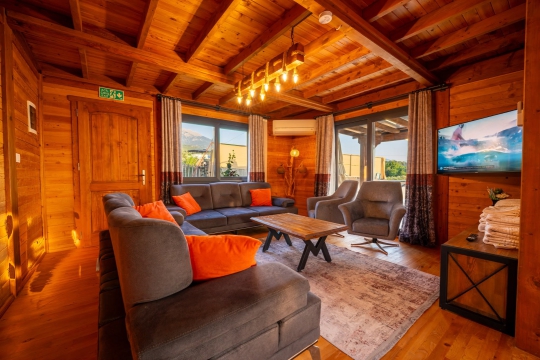 Villa Lamur'un modern ahşap tasarıma sahip geniş ve konforlu salonu.