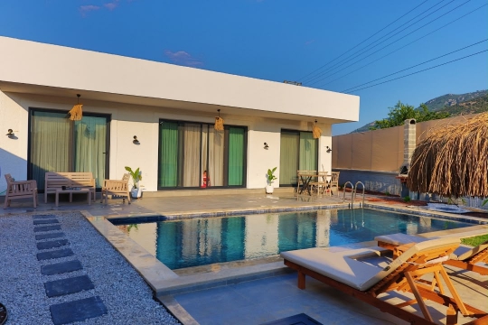 Villa Brio Fethiye Karaçulha'da modern mimarisi, özel havuzu ve geniş güneşlenme alanıyla lüks villa deneyimi sunmaktadır.