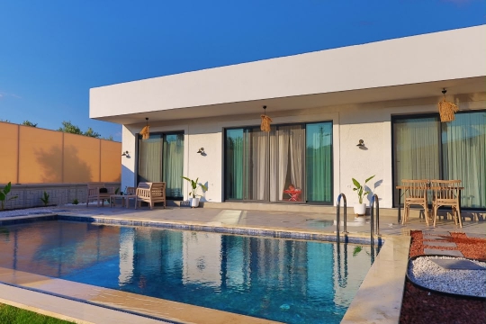 Villa Brio'nun özel yüzme havuzu ve modern dış cephesiyle Fethiye Karaçulha'da unutulmaz aile tatili sizleri bekliyor.