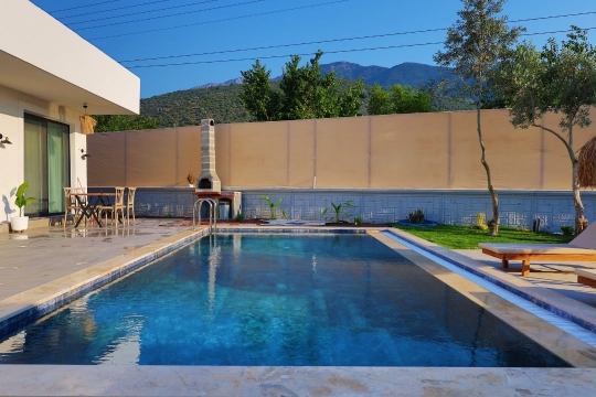 Villa Brio'nun geniş özel yüzme havuzu ve ferah bahçesiyle Fethiye Karaçulha'da huzurlu ve keyifli villa konaklaması.