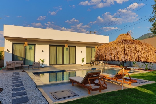 Villa Brio Fethiye Karaçulha'da özel havuzu, şezlong alanı ve geniş bahçesiyle konforlu villa tatili sunmaktadır.