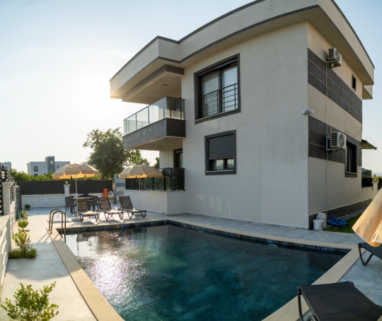 Villa Momo'nun geniş özel havuzu ve modern dış cephesiyle Dalaman Merkez'de huzurlu ve konforlu villa tatili sizleri bekliyor.