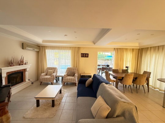 Villa Awen'in ferah oturma odası ve aydınlık yaşam alanıyla Fethiye Hisarönü'nde konforlu villa konaklaması.