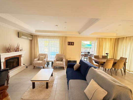Villa Awen Fethiye Hisarönü'nde geniş salonu ve modern dekorasyonuyla aile ve arkadaş gruplarına özel tatil villası.