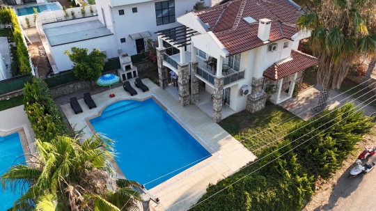 Villa Awen'in kuş bakışı görünümü, özel yüzme havuzu ve müstakil yapısıyla Fethiye Hisarönü'nde huzurlu villa tatili.