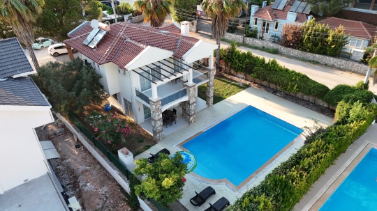 Villa Awen Fethiye Hisarönü'nde geniş bahçesi, özel havuzu ve modern mimarisiyle kalabalık aileler için ideal villa.