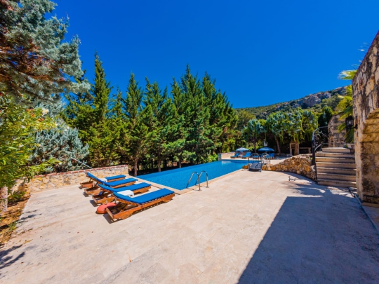 Villa Macha Kalkan'da özel yüzme havuzu, geniş bahçesi ve doğayla iç içe konumuyla huzurlu tatil imkânı sunmaktadır.