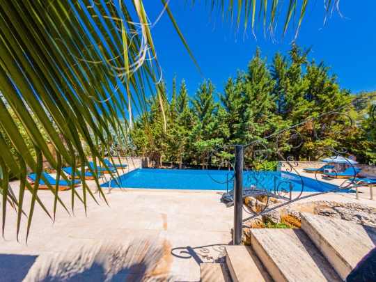 Villa Macha'nın özel havuzu ve doğal atmosferiyle Kalkan'da sakin, huzurlu ve konforlu villa tatili sizi bekliyor.