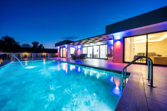 Gece ışıklandırmasıyla öne çıkan Villa West'in özel yüzme havuzu ve huzurlu atmosferi.