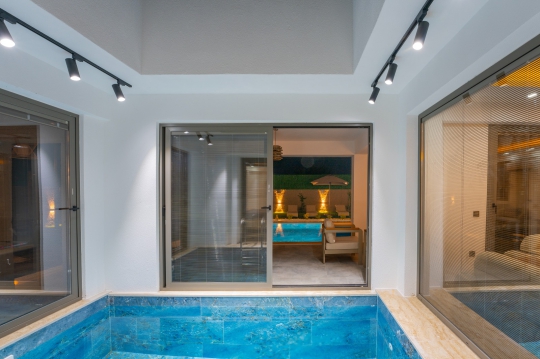 Fethiye Çalıca'da bulunan Villa Tommy'nin geniş havuz terası ve özel yüzme havuzuyla ailelere ve balayı çiftlerine özel tatil fırsatı.
