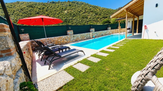 Fethiye Kayaköy'de bulunan Villa Tint'in geniş bahçesi, özel havuzu ve güneşlenme alanı.
