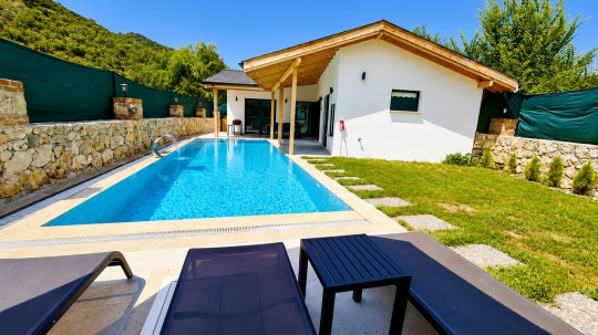 Kayaköy'deki Villa Tint'in modern mimarisi, özel havuzu ve yemyeşil bahçesiyle keyifli tatil ortamı.