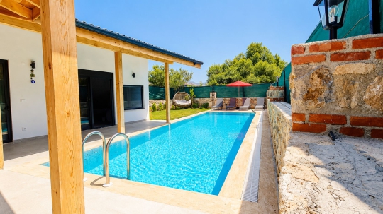 Villa Tint'in özel yüzme havuzu ve doğayla iç içe konumu, huzurlu villa tatili sunuyor.
