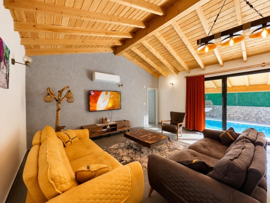 Fethiye Kayaköy'de yer alan Villa Tint Duo'nun konforlu oturma grubu ve şık iç mimarisi.