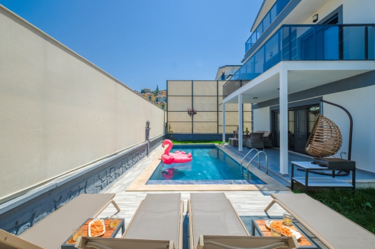 Fethiye Villa Voi Duo'nun özel yüzme havuzu, korunaklı bahçesi ve geniş güneşlenme terasıyla huzurlu villa tatili sunmaktadır.