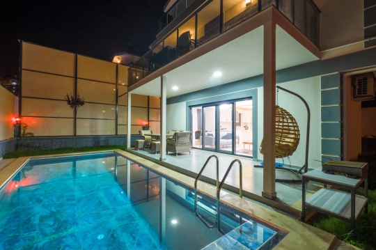 Villa Voi Duo'nun korunaklı özel havuzu ve modern mimarisiyle balayı çiftleri ve aileler için tasarlanan şık yaşam alanı.