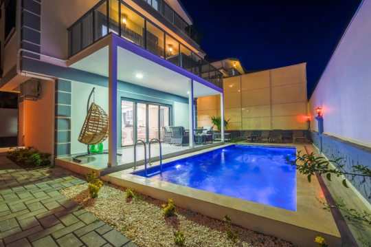 Villa Voi'nun özel havuzu, modern dış mimarisi ve ferah verandasıyla Fethiye'de unutulmaz villa tatili deneyimi.